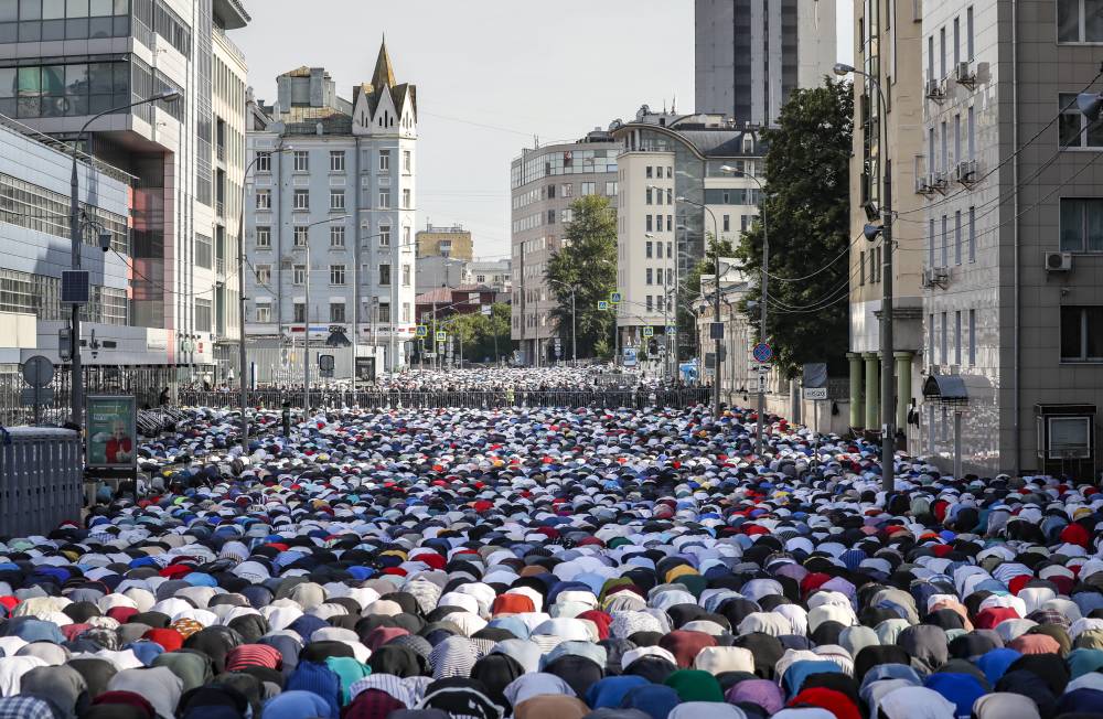 المسلمون الروس خلال تأديتهم صلاة عيد الأضحى في أحد مساجد العاصمة موسكو. » إ.ب.أ «
