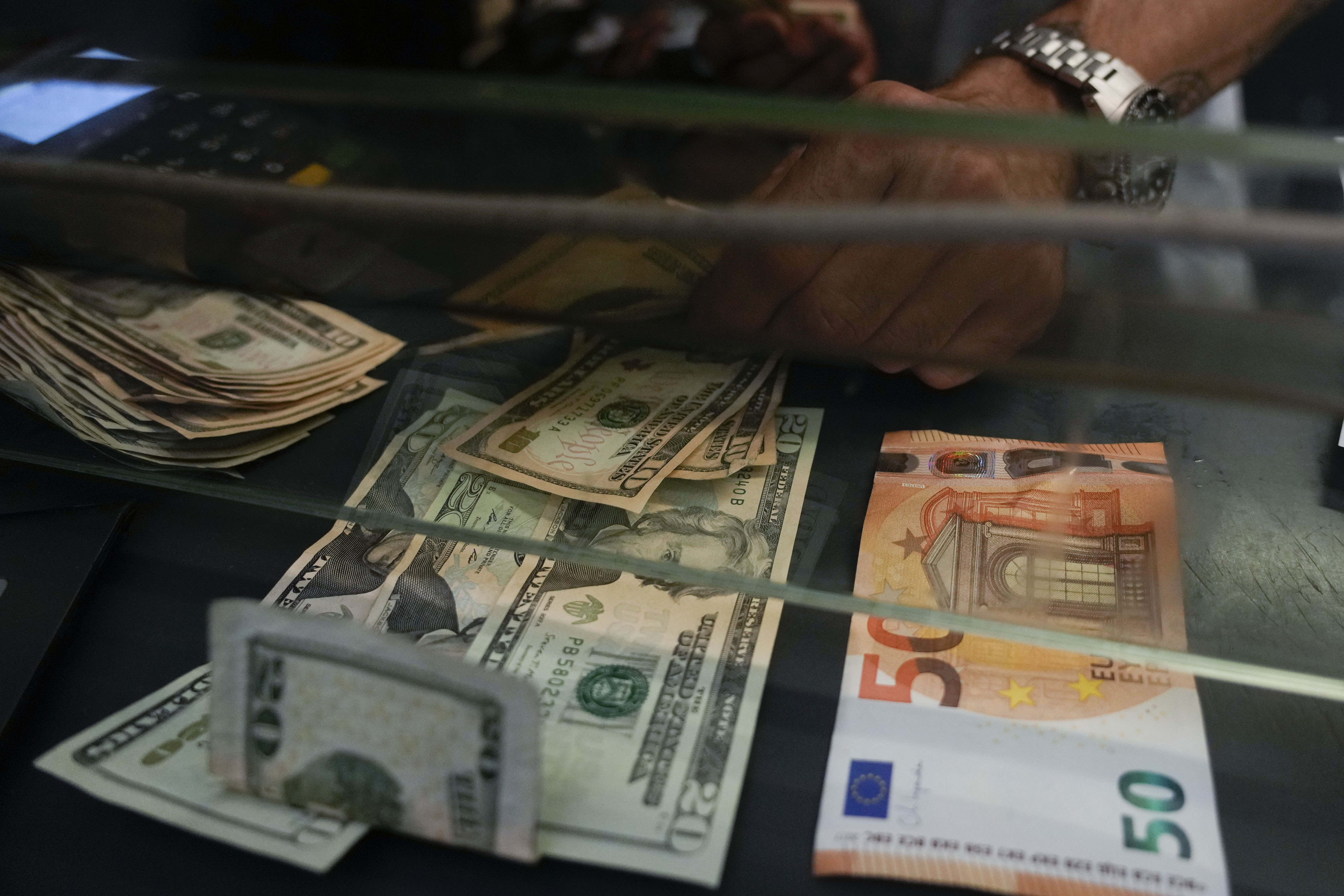 لأول مرة منذ 2002 .. سعر اليورو ينخفض إلى ما دون الدولار