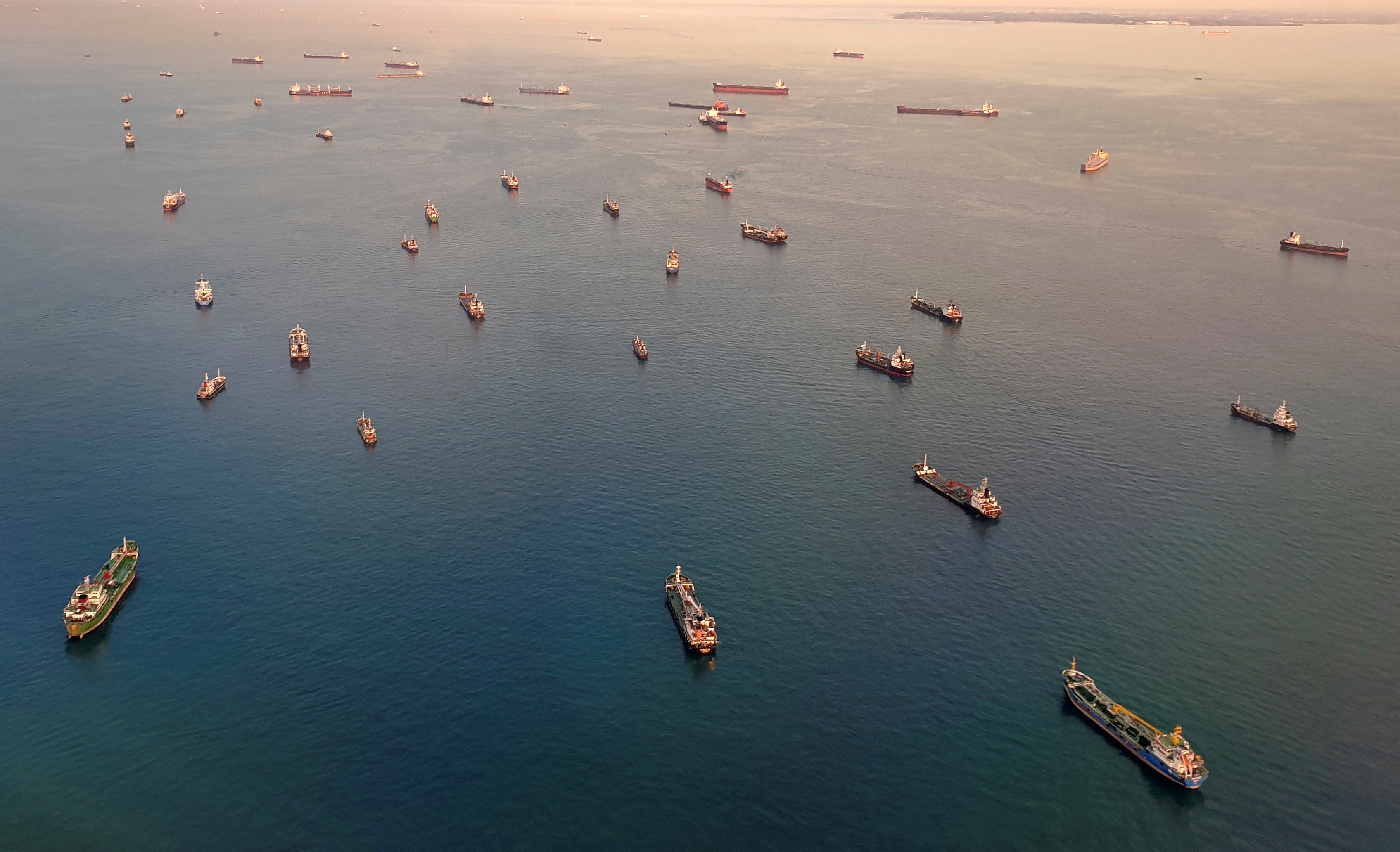 самое опасное море в мире для судоходства. корабль в море сверху. самое опасное море в мире для судоходства. танкер разлив нефти. танкер safer.