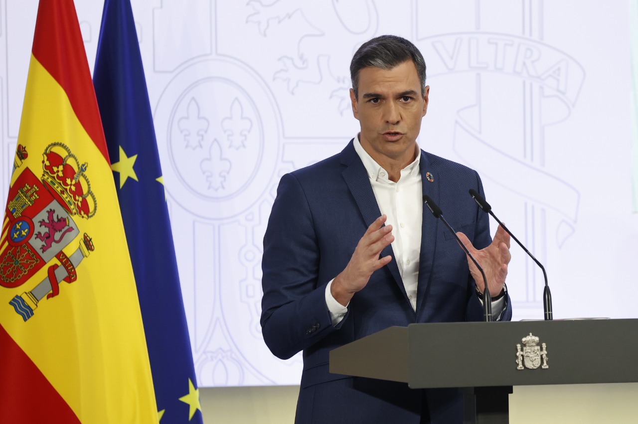 لتوفير الطاقة .. رئيس وزراء إسبانيا يطالب المسؤولين بعدم ارتداء ربطة العنق 