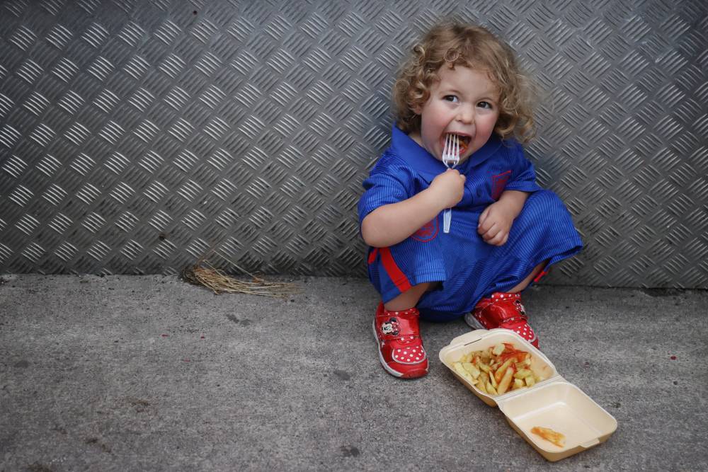 طفله إنجليزية تأكل وجبه البطاطس خارج ملعب أولد ترافورد قبل انطلاق مباراة منتخب بلادها أمام النمسا ضمن المجموعة الأولى في أفتتاح كأس الأمم الأوروبية للسيدات 2022.. رويترز