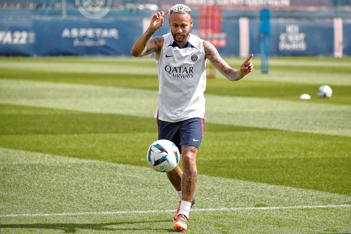 البرازيلي نيمار يظهر مهاراته بالكرة خلال تدريبات باريس سان جرمان أمس، استعدادا للموسم الجديد تحت قيادة المدرب الجديد كريستوف جالتييه الذي خلف الأرجنتيني ماوريسيو بوكيتينو. "مركز باريس سان جرمان الإعلامي"
