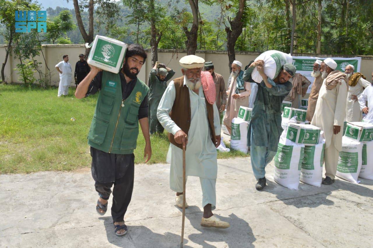 جانب من توزيع السلال الغذائية في باكستان. "واس"