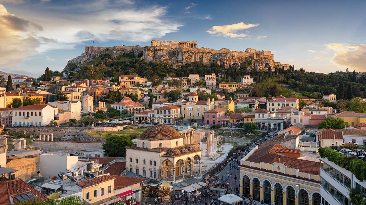 اليونان تطوي صفحة 12 عاما من الرقابة الأوروبية الصارمة لاقتصادها