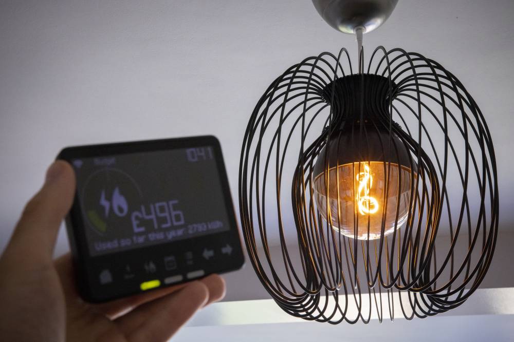 لجأ المواطنون لتقنيات حديثة لحساب استهلاكهم للطاقة بهدف تخفيض قيمة الفواتير . إ ب أ