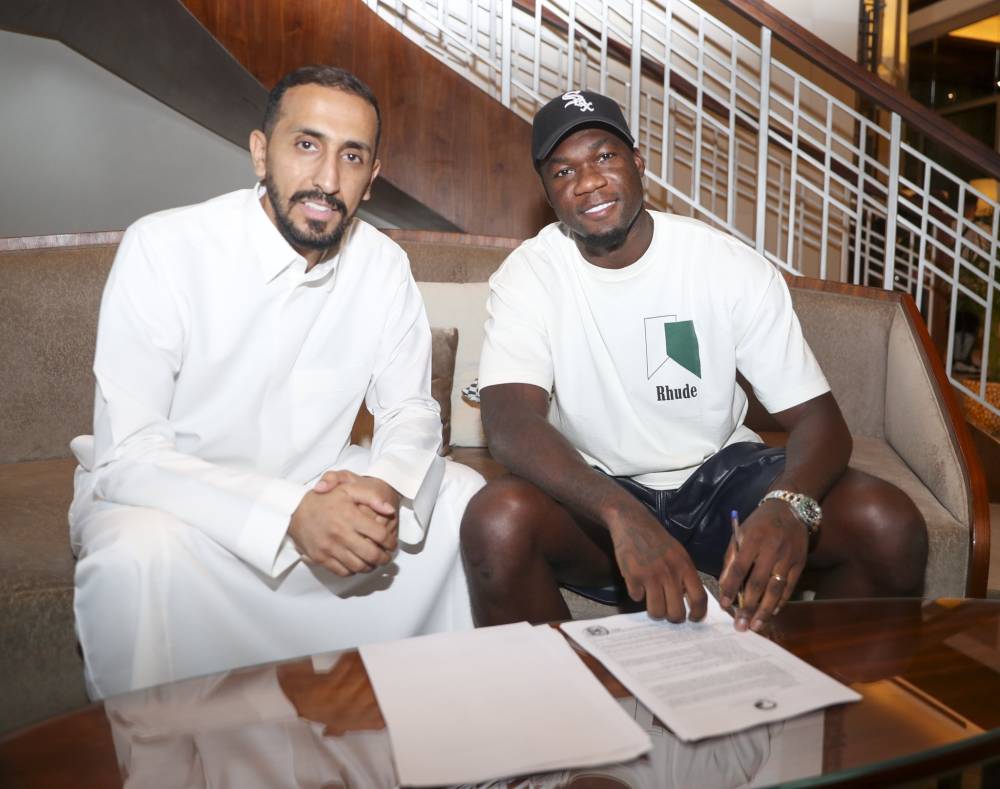 كايسيدو لحظة توقيعه العقد. مركز أبها الإعلامي