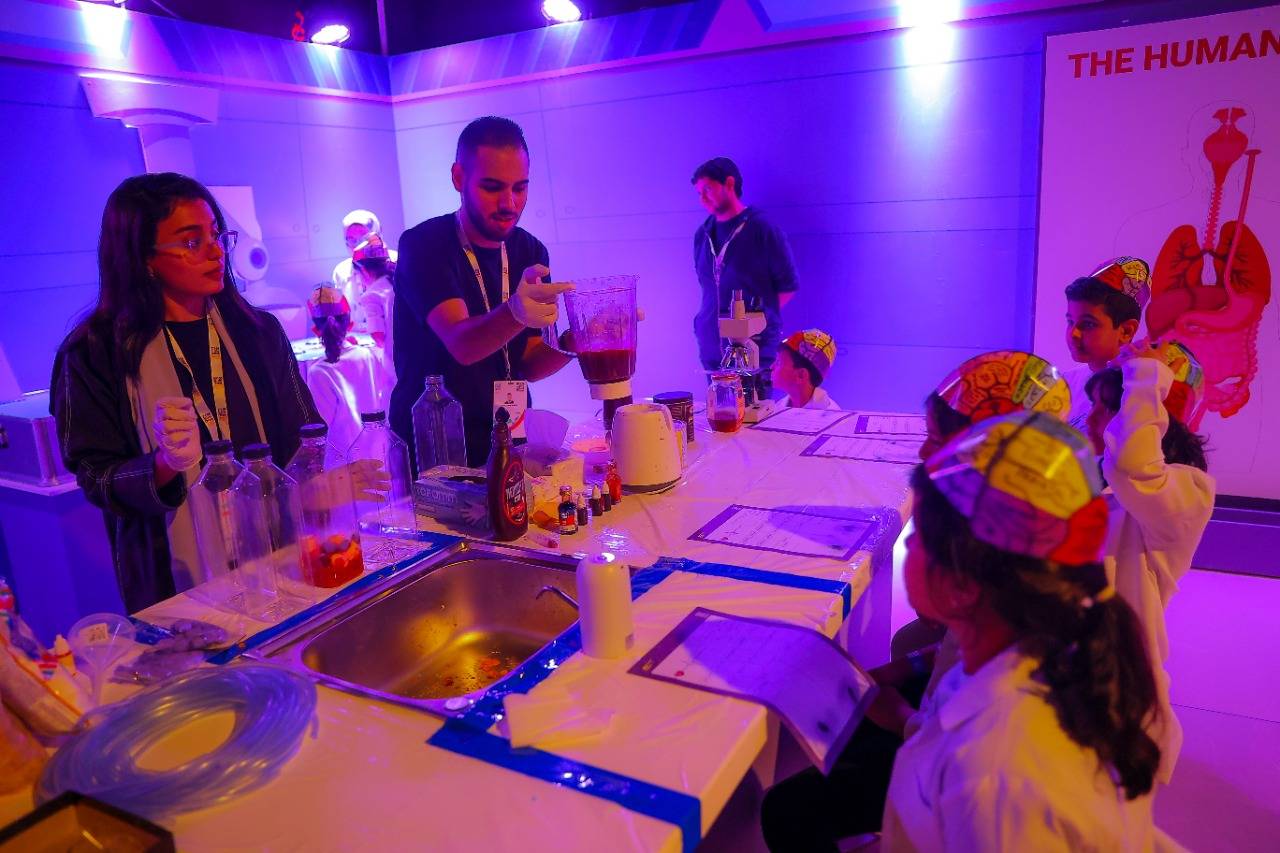 الصغار يتعلمون بعض الأمور الهامة في حياتهم اليومية.