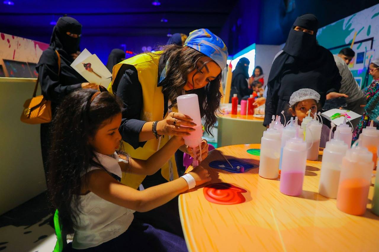 يمارس الأطفال هواياتهم في التصنيع والإبتكار.