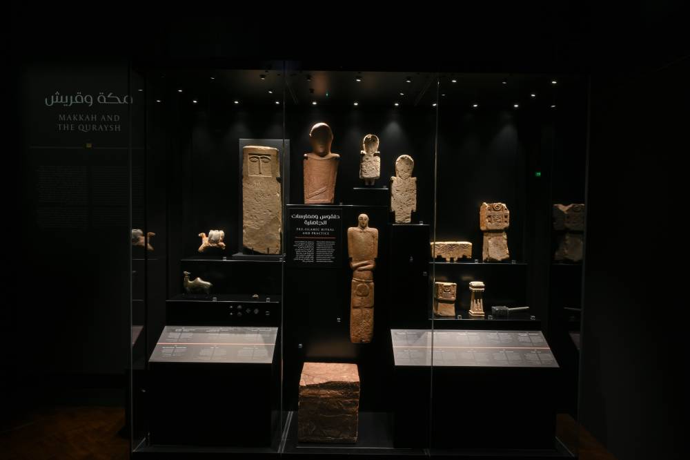 طقوس وممارسات الجاهلية عبر آثار قدمها المعرض.