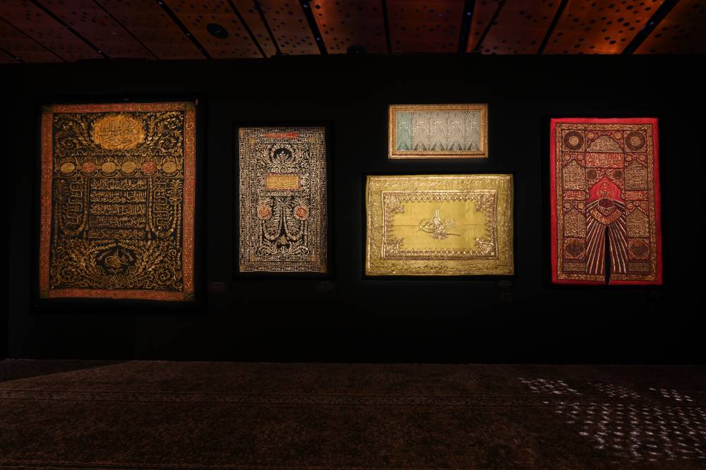 كسوة وستائر كانت في الحجرة النبوية الشريفة والمسجد النبوي.