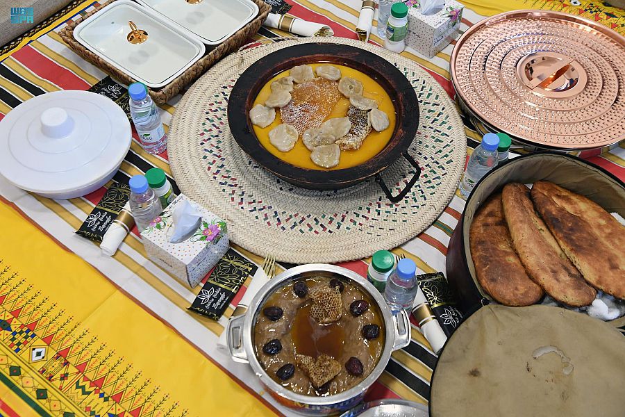 أكلات عسير الشعبية .. فن الطهي الممزوج بطعم الطبيعة