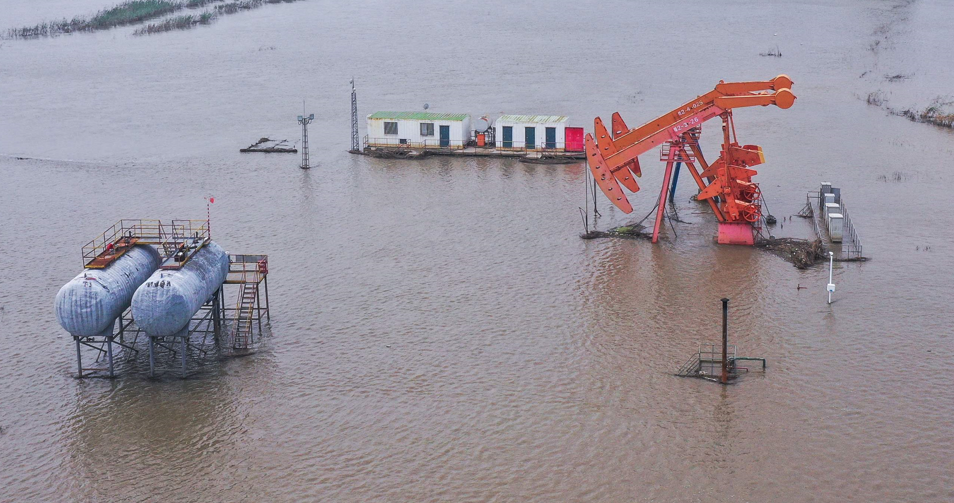 أسعار النفط ترتفع من أدنى مستوياتها منذ أشهر بسبب مخاوف بالمعروض