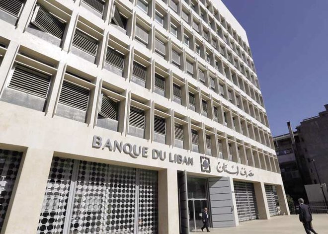 المركزي اللبناني يتوقف كليا عن توفير الدولار لواردات البنزين