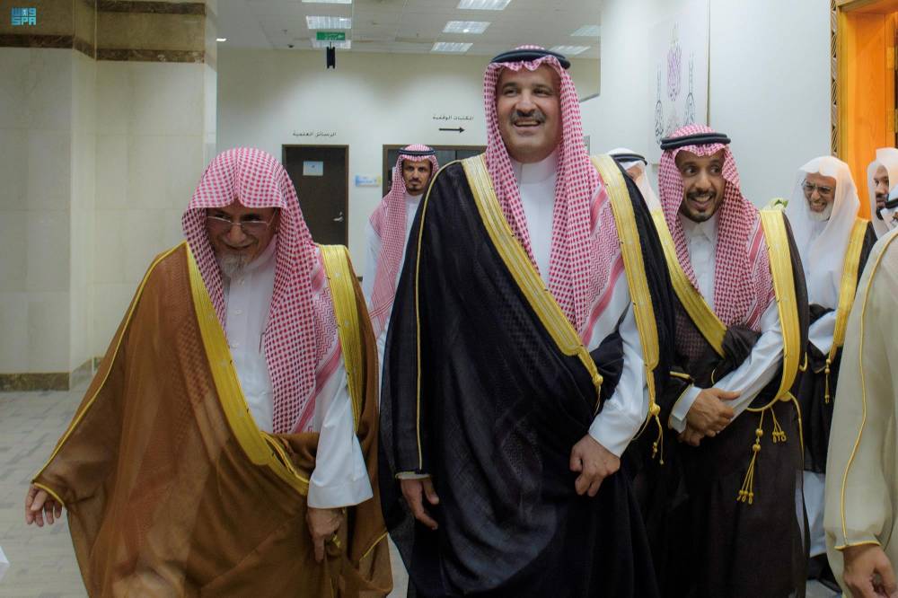 أمير المدينة المنورة خلال جولته في مكتبة صالح بن حميد.