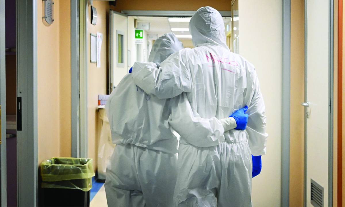 طول أمد جائحة كورونا استنزف أنظمة الرعاية الصحية.