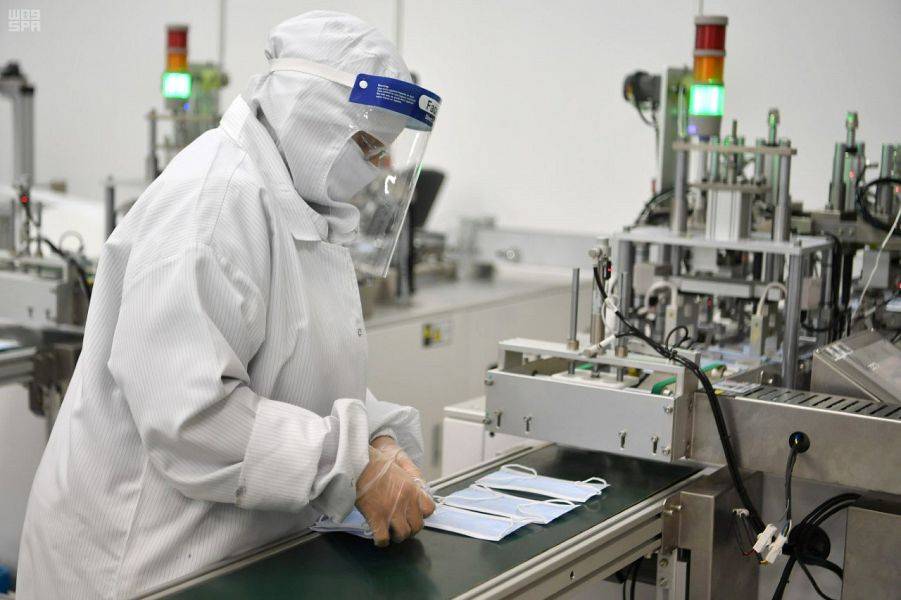 ارتفعت القدرة الإنتاجية لمصانع الكمامات الطبية من 450 ألفا إلى 3 ملايين كمام في اليوم.