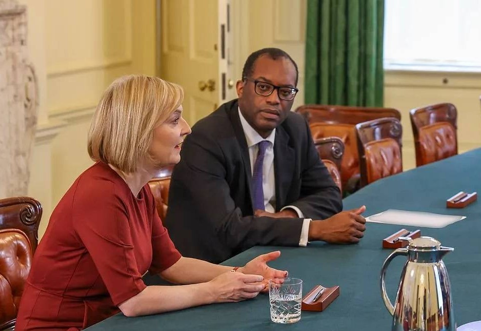 أزمة بريطانيا تشتد .. بنك إنجلترا يعيد تشغيل مطابع النقود