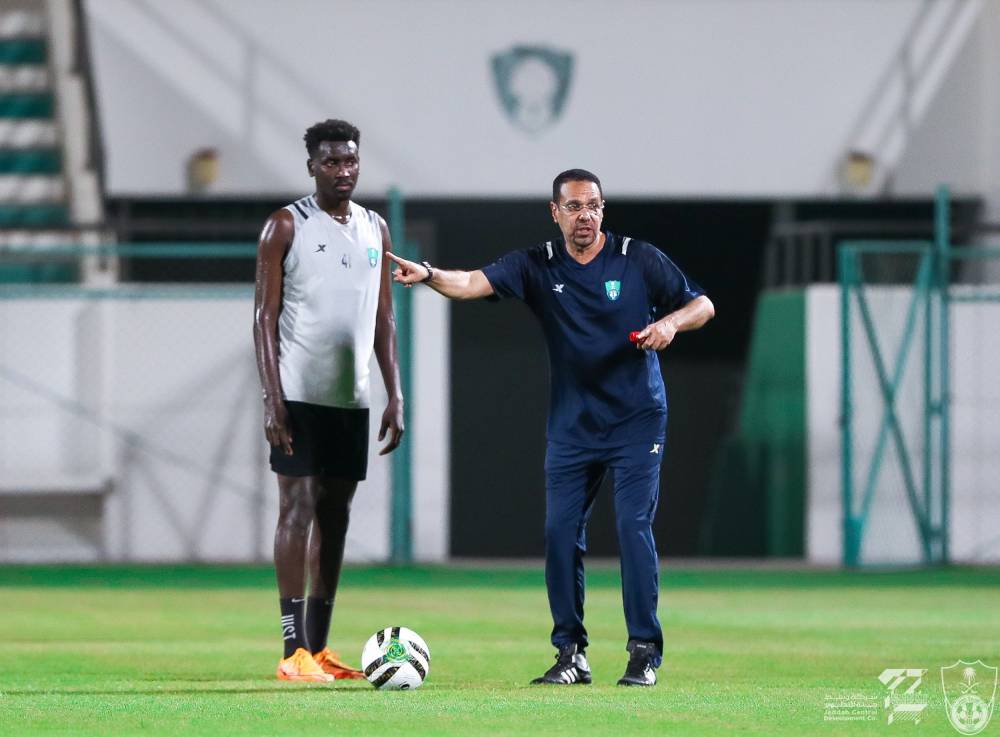 عنبر يوجه لاعبيه خلال التدريبات. مركز الأهلي الإعلامي