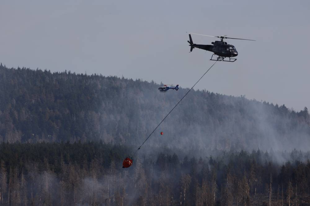 طائرات الهليكوبتر تكافح حرائق جبل بروكين في مدينة شيرك الألمانية. "د.ب.أ"