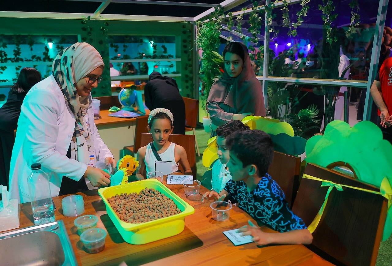 تفاعل الأطفال مع الأعمال الإبتكارية. تصوير: سعد الدوسري