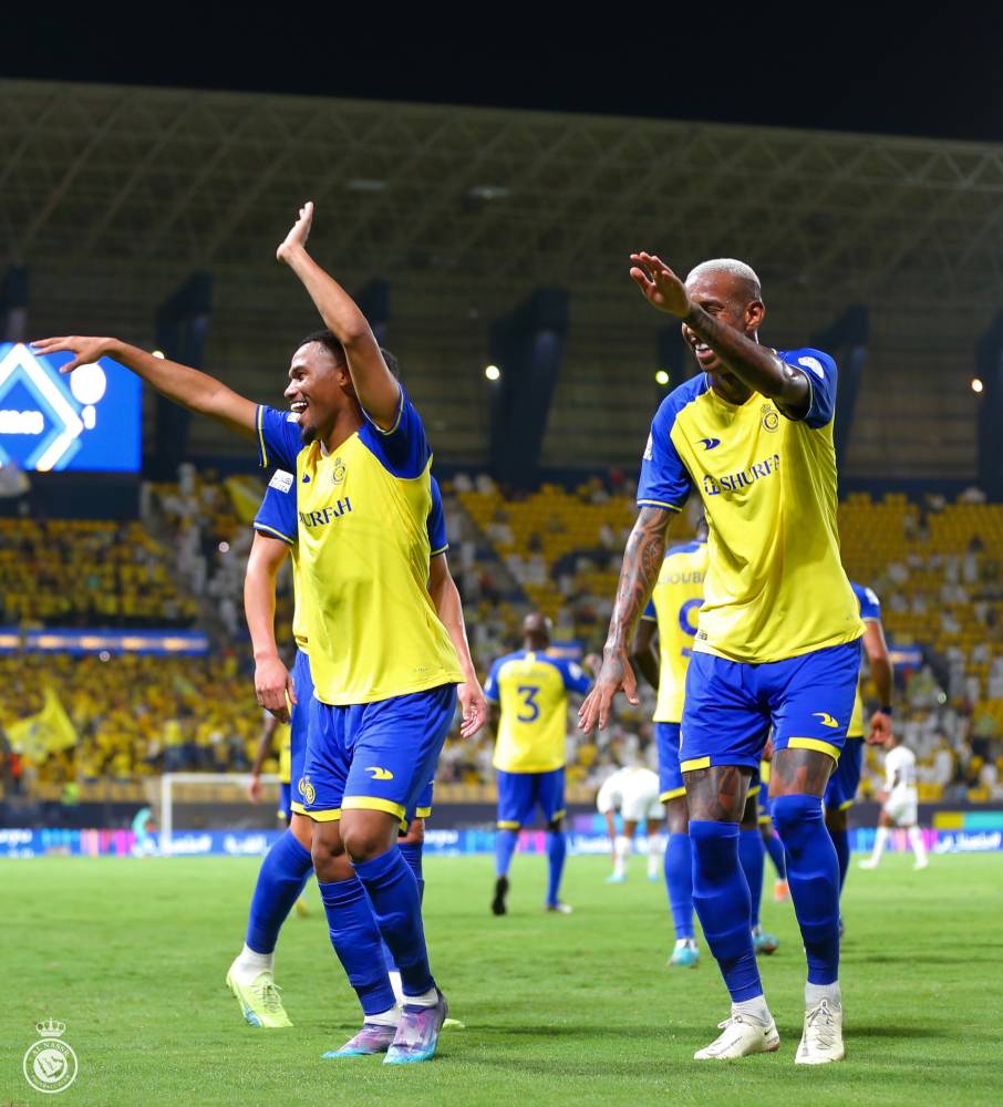 تاليسكا وأيمن يحيى يحتفلون بهدف النصر الثاني. مركز النصر الإعلامي