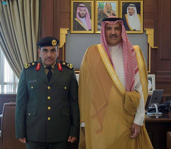 الأمير فيصل بن سلمان يقلد مدير سجون منطقة المدينة المنورة رتبته الجديدة. "واس"