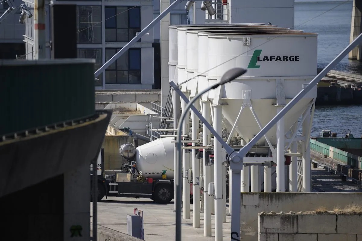 أمريكا تغرم "لافارج الفرنسية" 778 مليون دولار لدعمها مجموعات إرهابية في سورية 