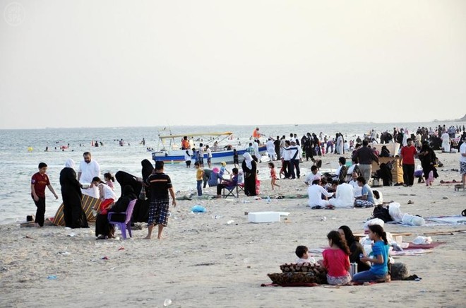 تطوير منتجع ومرافق في شاطئ نصف القمر بتكلفة 644 مليون ريال