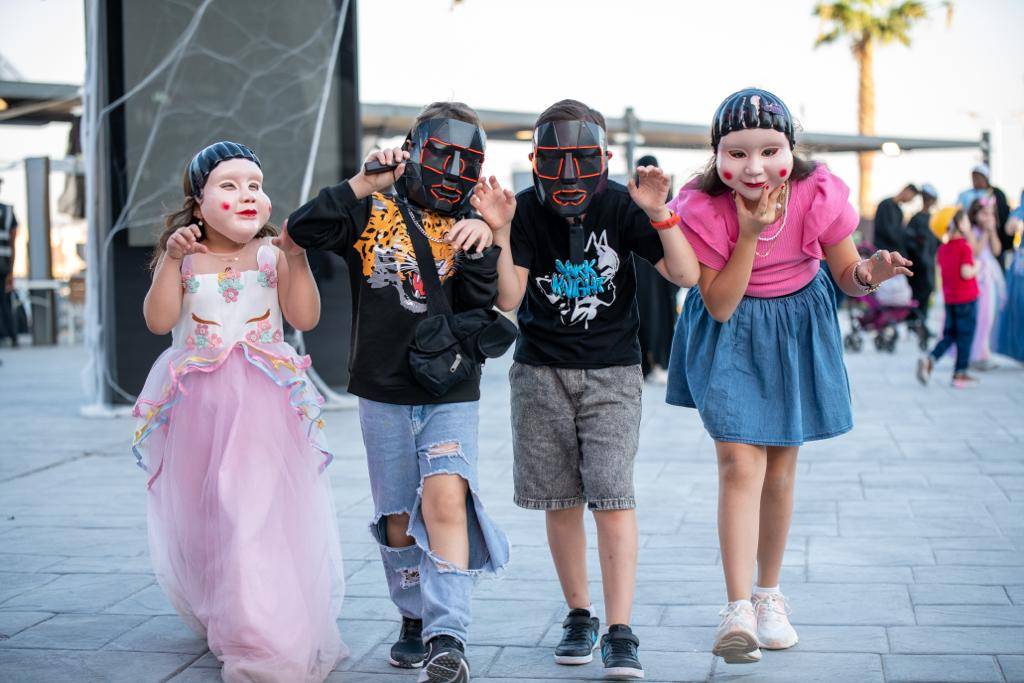 تقمص الأطفال شخصيات كرتونية مرعبة.