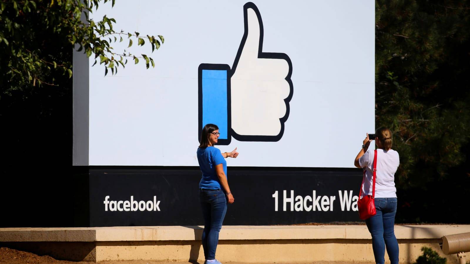 "واتساب" تتأرجح بين حماية خصوصية البيانات والاندفاع لتحقيق الأرباح 