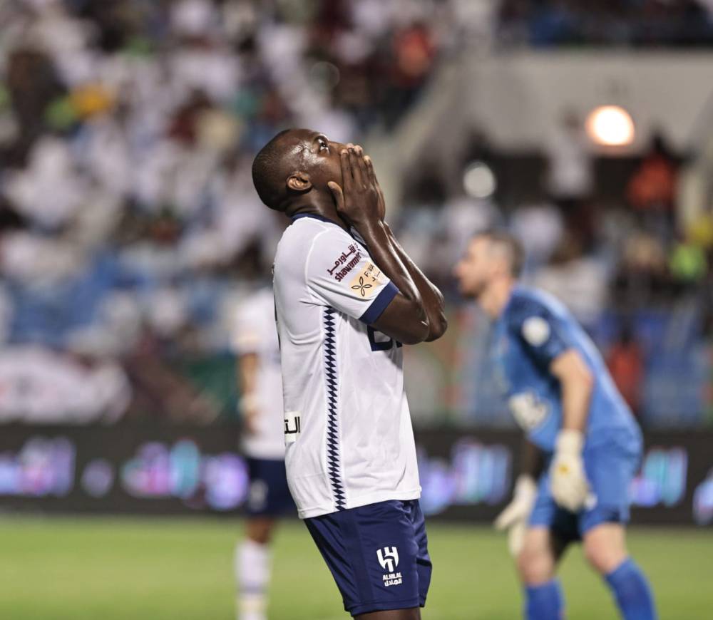 عبدالحميد يتحسر على إحدى الهجمات. تصوير: عيسى الدبيسي ـ "الاقتصادية"