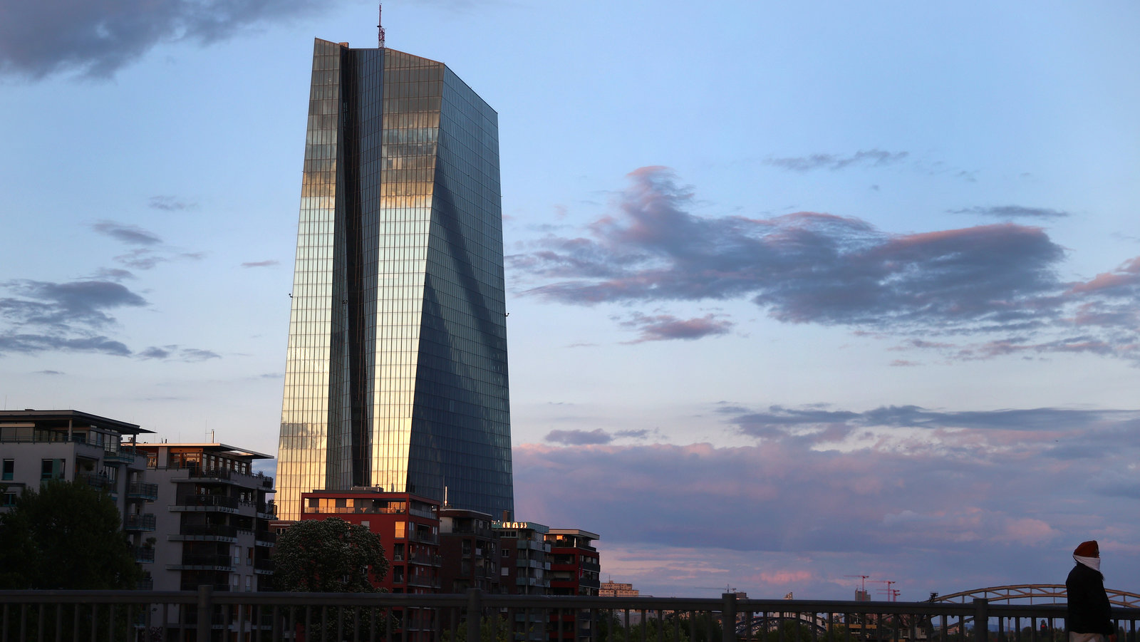 لإبطاء معدل رفع الفائدة .. "المركزي الأوروبي" يفكر بزيادة قدرها 50 نقطة أساس