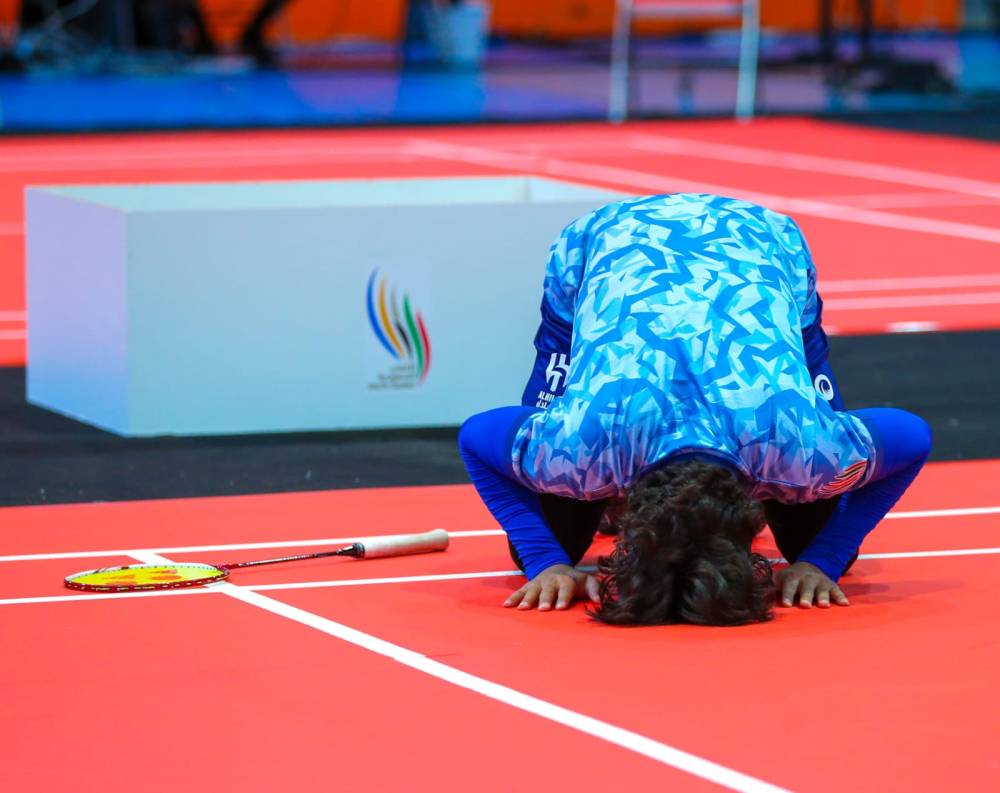 أحد المتنافسين في كرة الريشة يسجد شكرا لله.