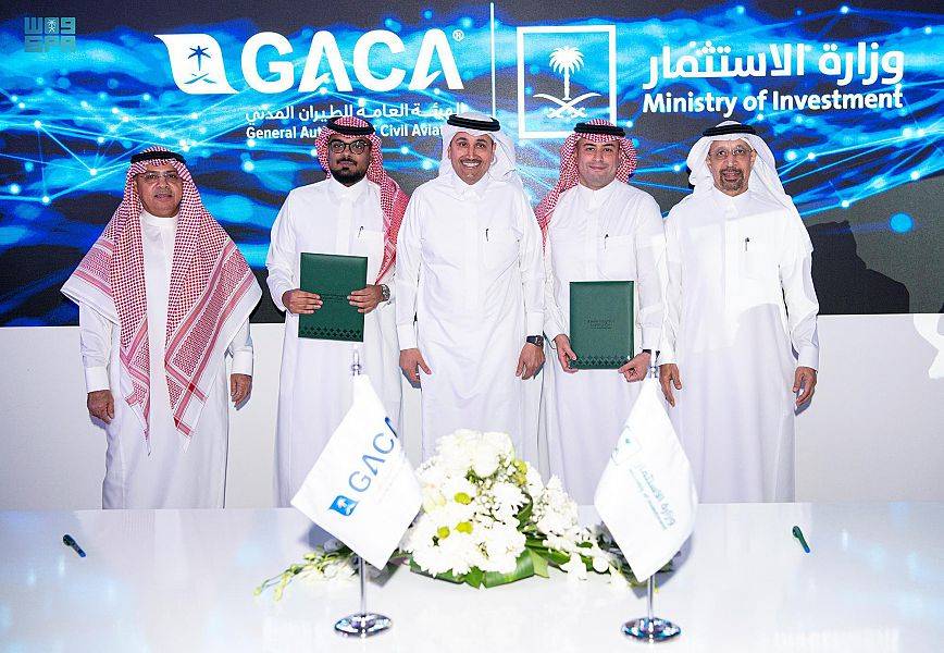 وزيرا "الاستثمار" و"النقل والخدمات اللوجستية" خلال توقيع الاتفاقيات المشتركة. 