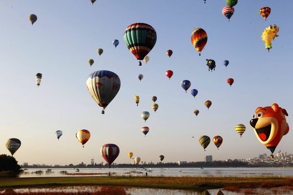 مناطيد الهواء الساخن تحلق فوق سد بالوت في متروبوليتان بارك خلال المهرجان الدولي للمناطيد في ولاية جواناخواتو المكسيكية. "الفرنسية"