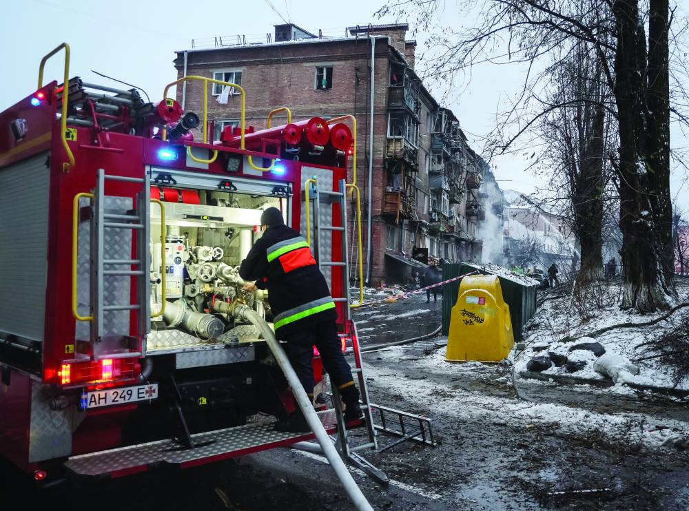 مبنى سكني مدمر نتيجة القصف بالقرب من كييف. "رويترز"