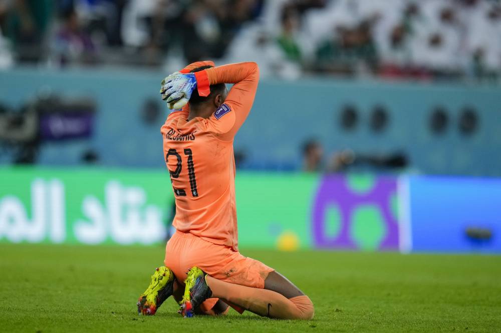 العويس مذهولا بعد خسارة الأخضر من بولندا. أ.ب