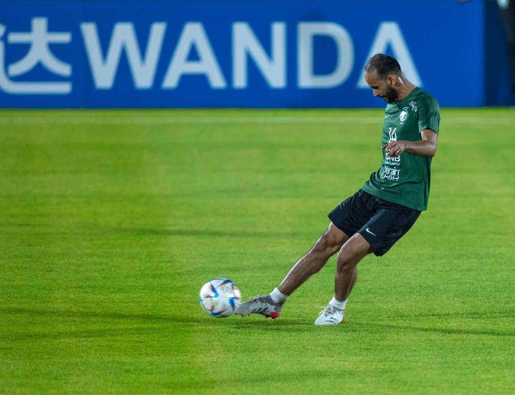 عطيف يسدد الكرة في تدريب الأخضر.