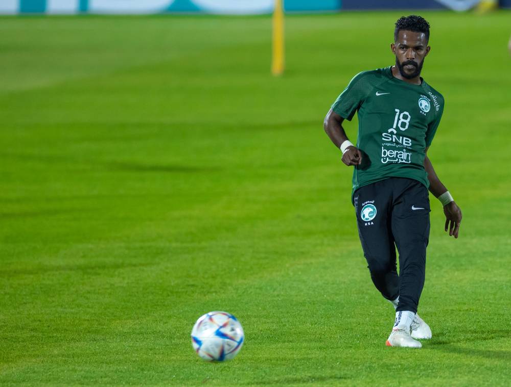 العابد خلال التقسيمة على نصف الملعب.