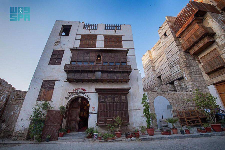 تستخدم الرواشين في تغطية النوافذ والفتحات الخارجية.