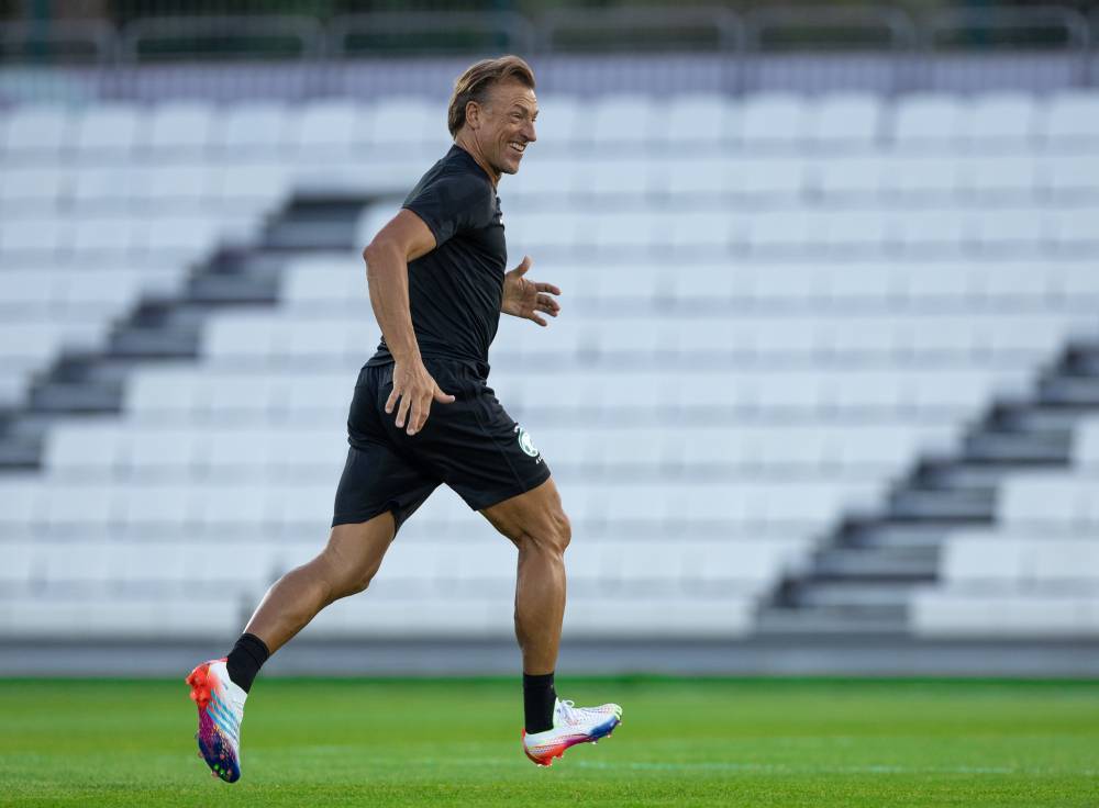 رينارد يجري خلال تدريب الأخضر أمس استعدادا للقاء المكسيك.