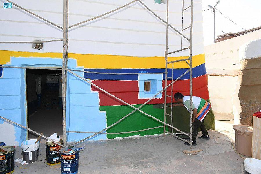 جانب من تلوين بيوت عسير.