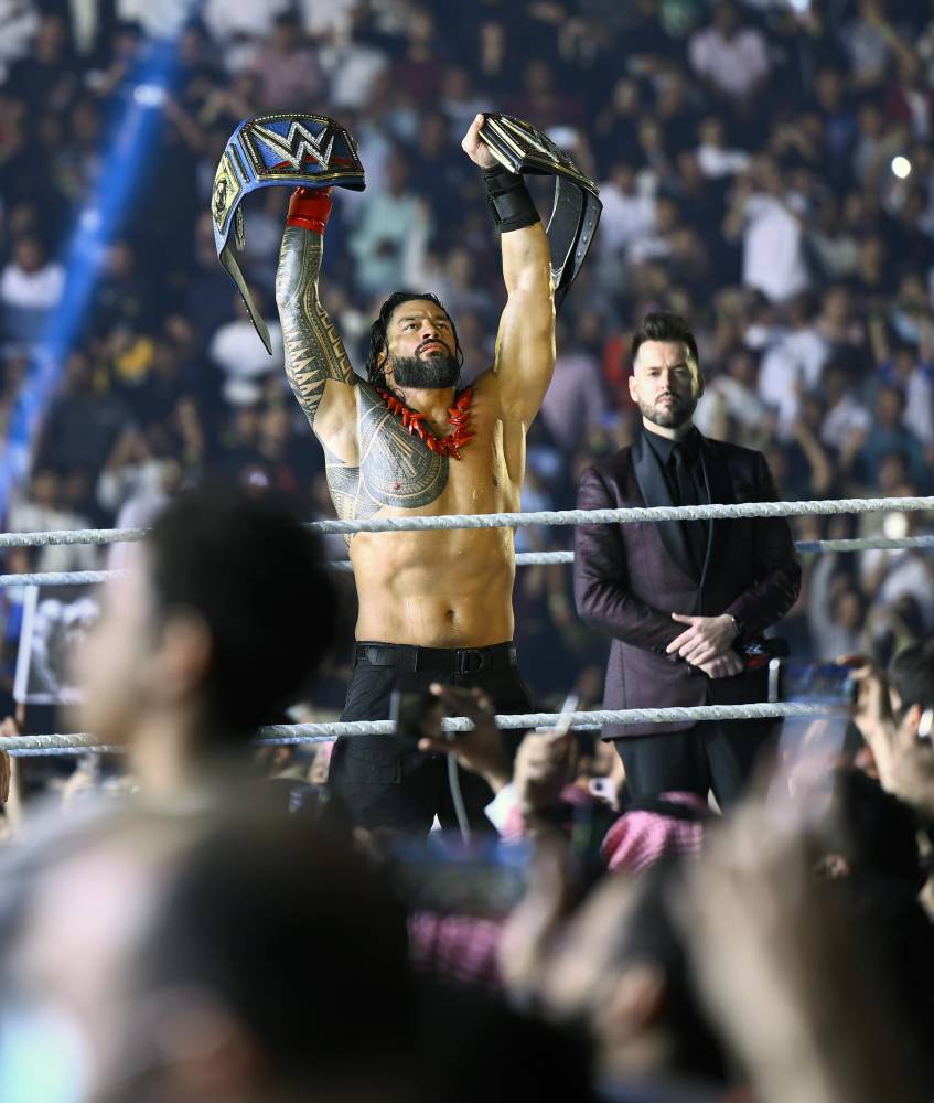 رومان رينز بطلا لنزال كراون جول.