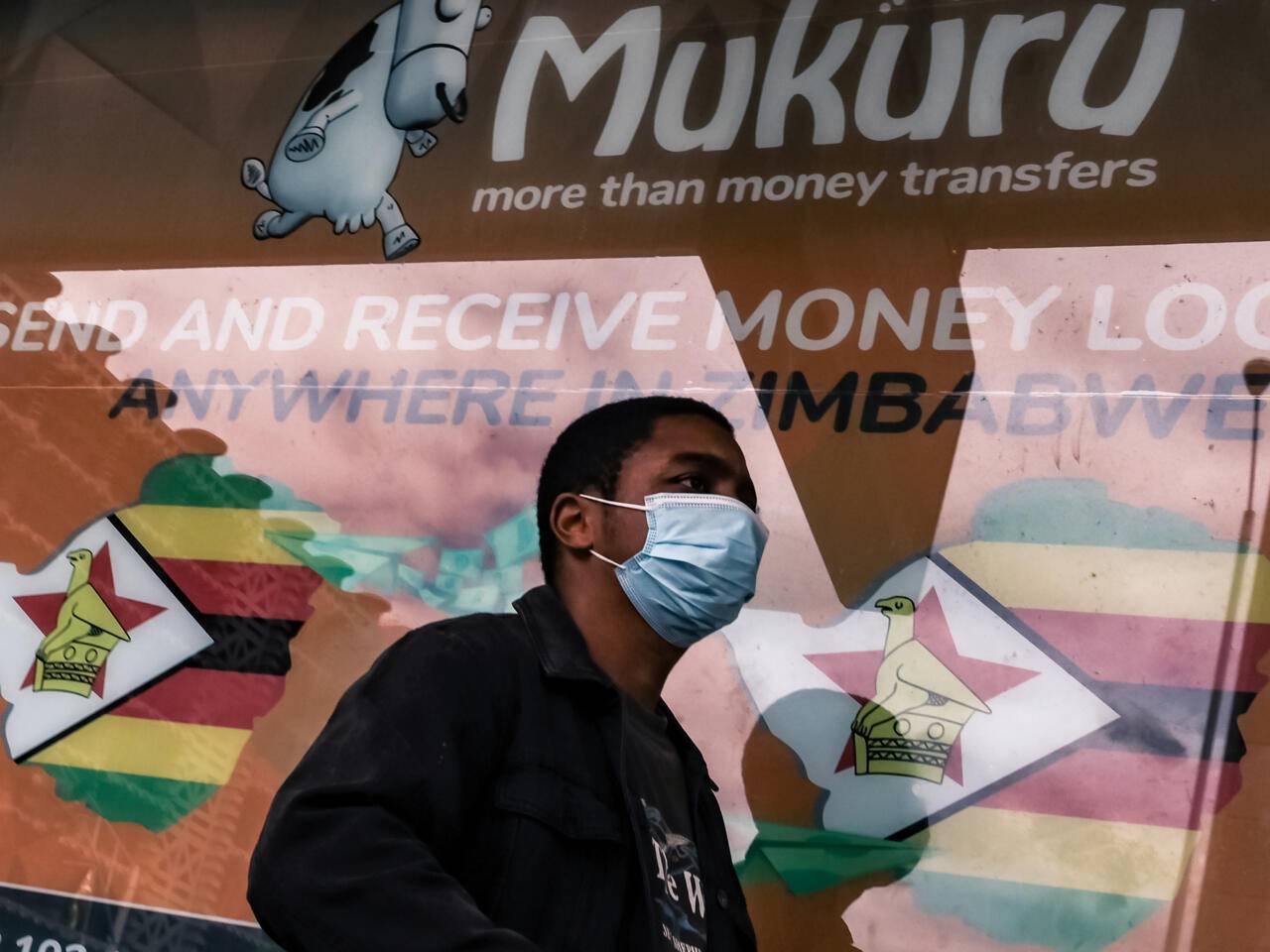 سيلتقط القمر صورا لكوكب الأرص.
