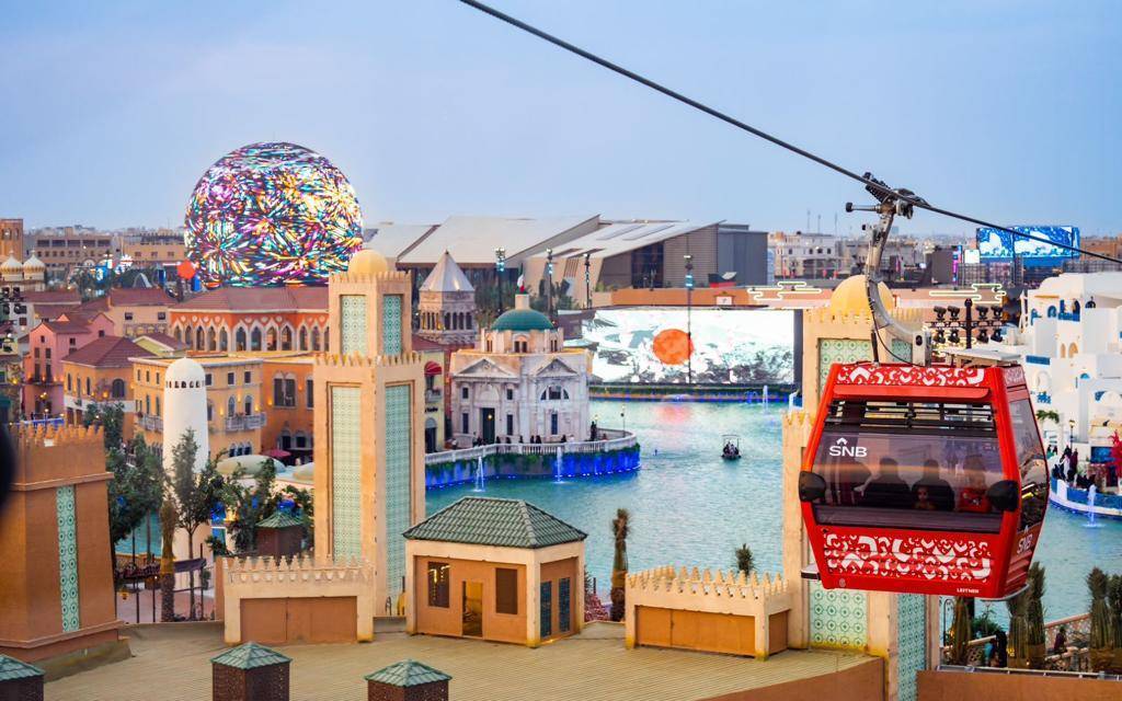 تلفريك بوليفارد وورلد يحلق بالزوار فوق دول العالم