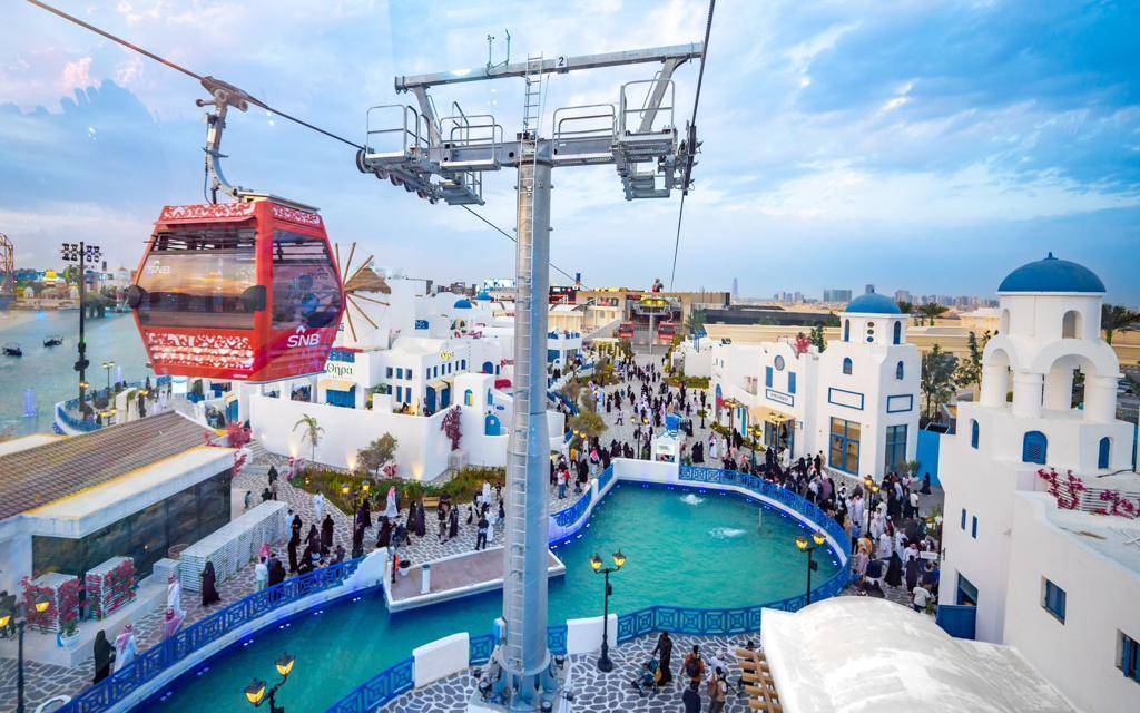 تستمر رحلة التلفريك أكثر من كيلومتر.