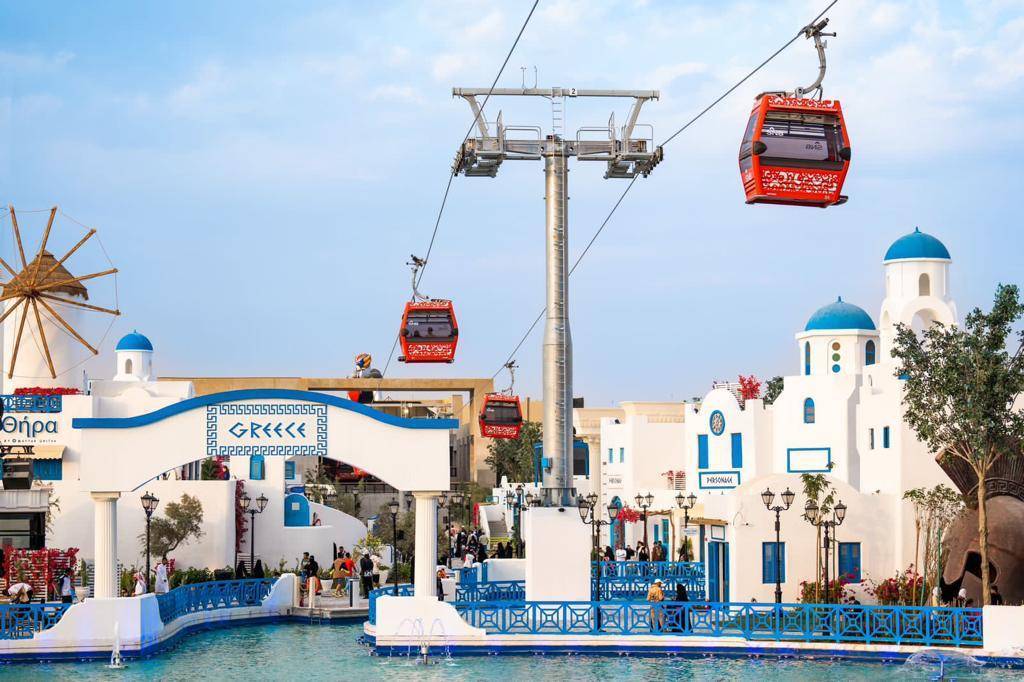 تلفريك بوليفارد وورلد يحلق بالزوار فوق دول العالم