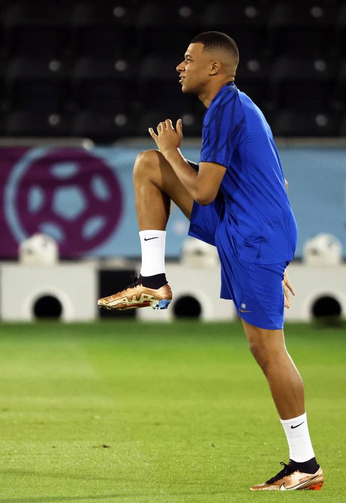 مبابي يؤدي التدريبات اللياقية. إ.ب.أ