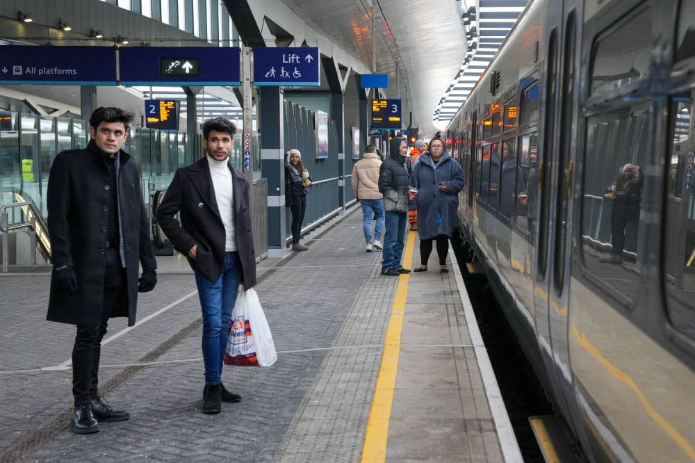 بسبب إضراب في السكك الحديدية تم تسيير 20 في المائة فقط من القطارات. "رويترز"