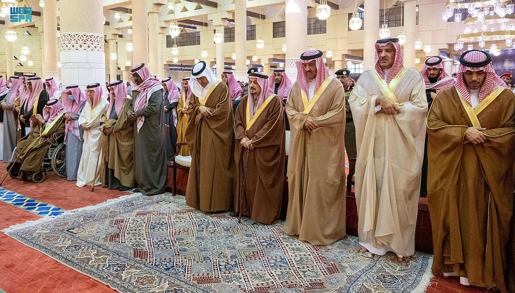 أمير منطقة الرياض يؤدي صلاة الميت على أحمد السديري